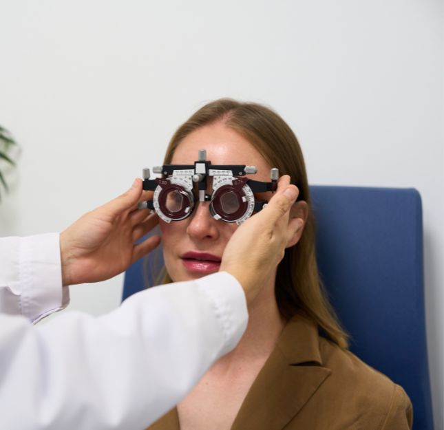 ecco gli strumenti che vengono utilizzati nella visita oculistica di Ottica Lux